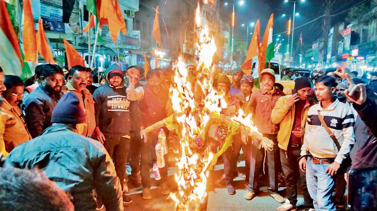 Chaibasa News : हिंदू समाज ने बांग्लादेश के प्रमुख सलाहकार मो युनूस का पुतला फूंका