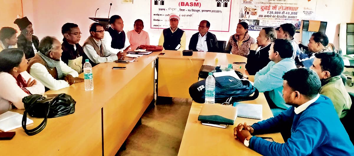 Chaibasa News : शिक्षा विभाग का निर्णय समाज के लिए घातक : सुहागी