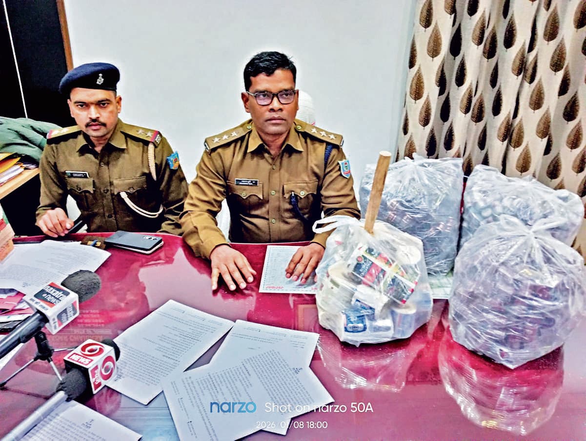 Chaibasa News : चाईबासा में नकली शराब फैक्ट्री का भंडाफोड़, भारी मात्रा में सामग्री जब्त