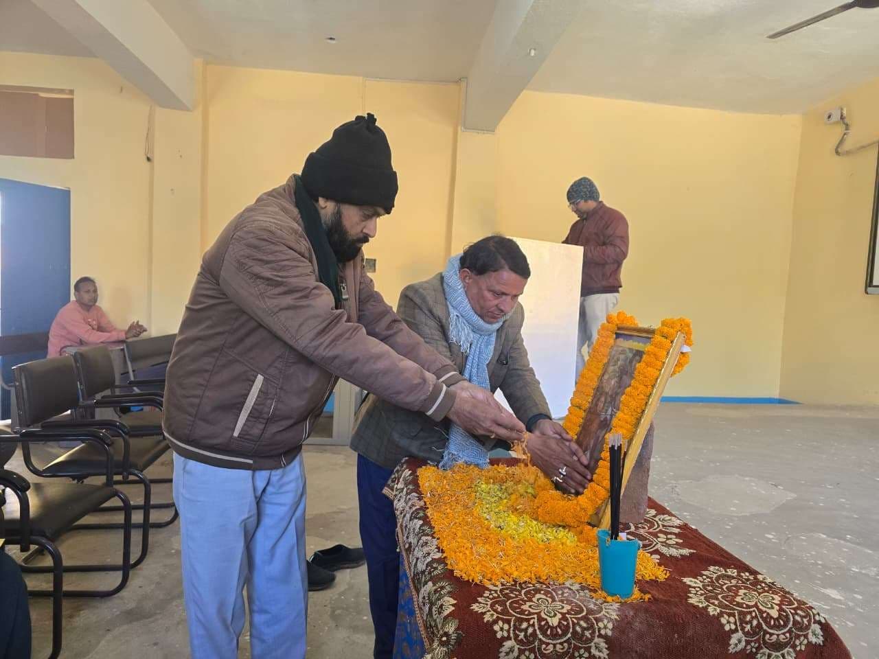 कॉलेजों के शिक्षकों ने सिदो कान्हू मुर्मू की तस्वीर पर पुष्प अर्पित कर किया नमन