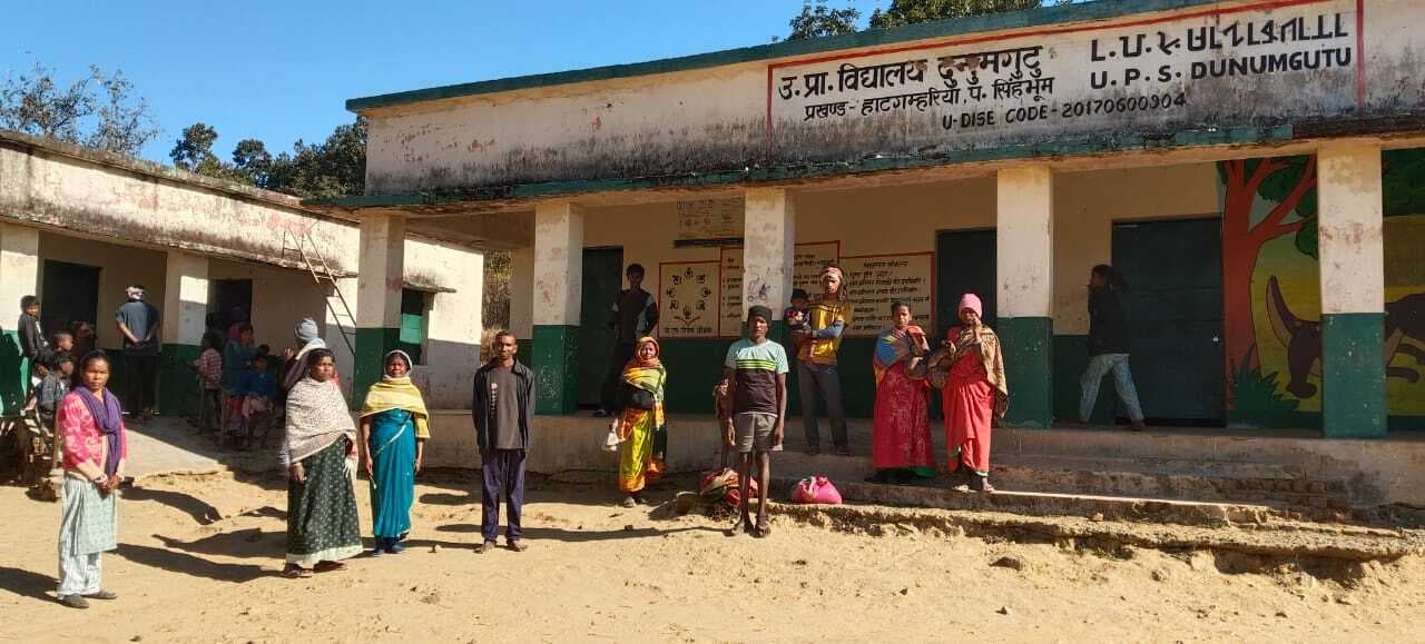 Chaibasa News : हाथियों ने स्कूल भवन व छह घरों को तोड़कर अनाज खाया