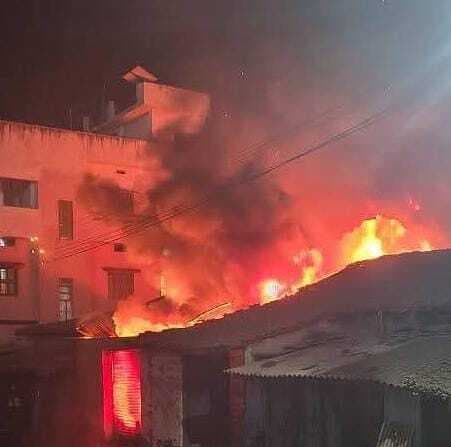 hajipur news. गोदाम में आग लगने से जले लाखो के सरसों तेल व रिफाइन, आगजनी की आशंका