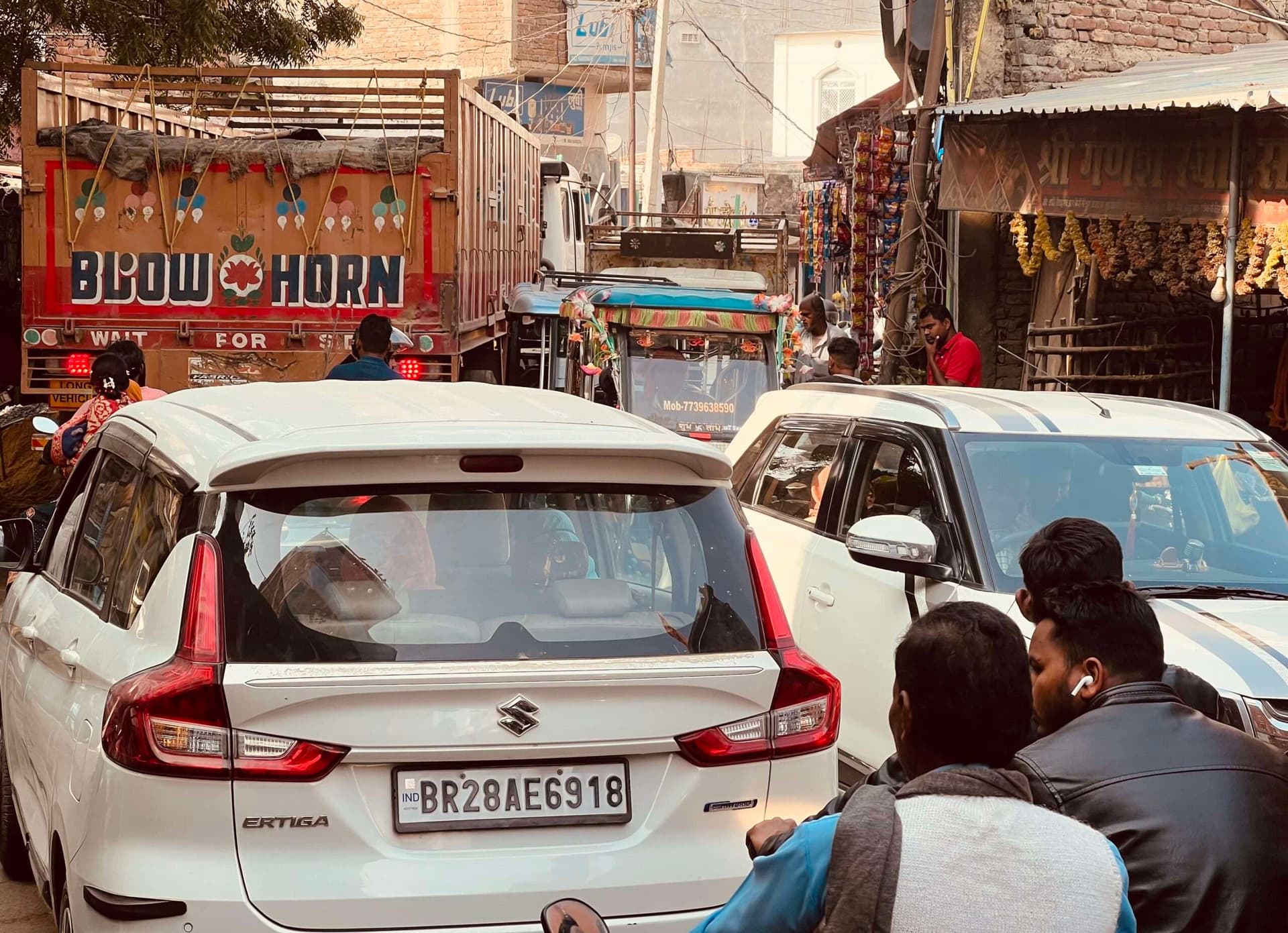 बथुआ बाजार में भीषण जाम में फंस हलकान रहे लोग, दुकानदारी भी चौपट