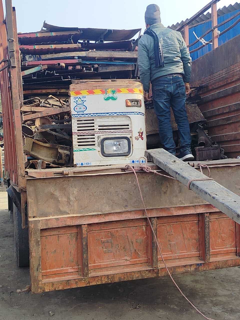 hajipur news. दरभंगा से चोरी हुए ट्रक के पार्ट बरामद, कबाड़ी की दुकान सील