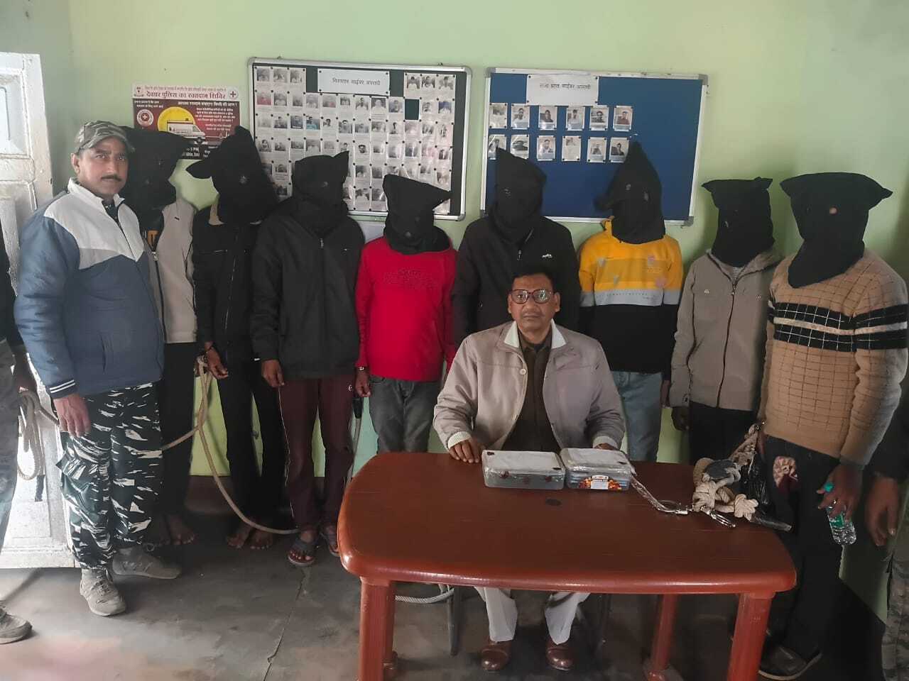 Deoghar News : कस्टमर अधिकारी बनकर करते थे साइबर ठगी, पैसरपुर जंगल से आठ गिरफ्तार