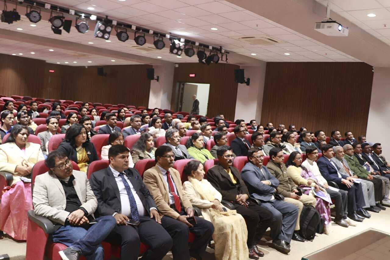 उत्कृष्ट प्रधानाचार्यों व शिक्षा से जुड़े 100 लोगों को मिला सम्मान