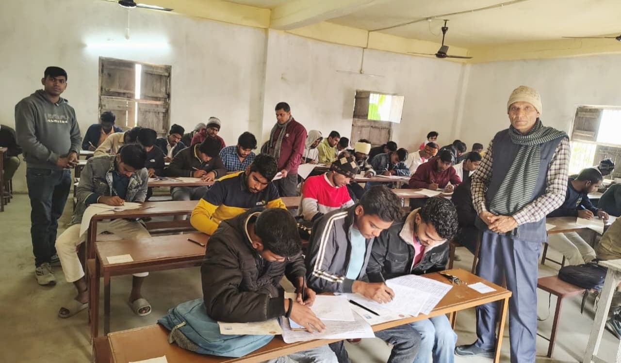 hajipur news. इंटर की प्रायोगिक परीक्षा में 208 छात्र-छात्राएं शामिल