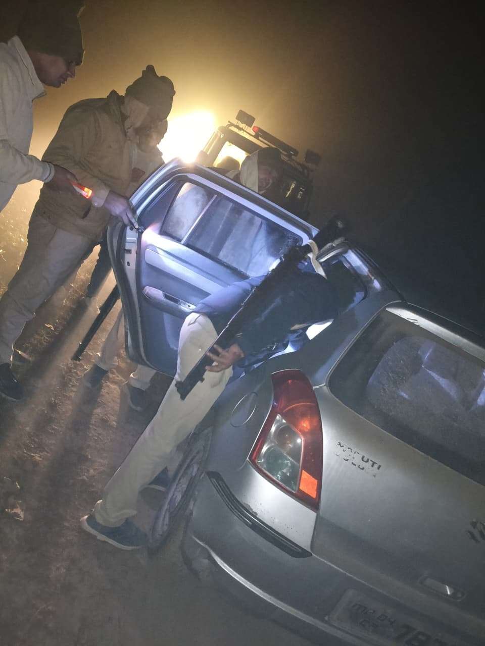 जादोपुर थाने की पुलिस ने देसी शराब के साथ एक कार की जब्त, तस्कर फरार