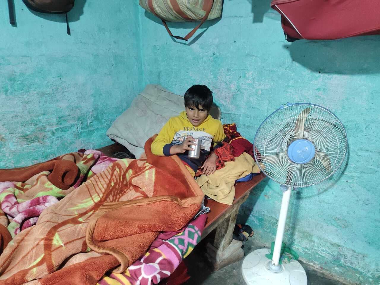 hajipur news. पतंग लूटने के दौरान छत से गिरकर कर किशोर जख्मी