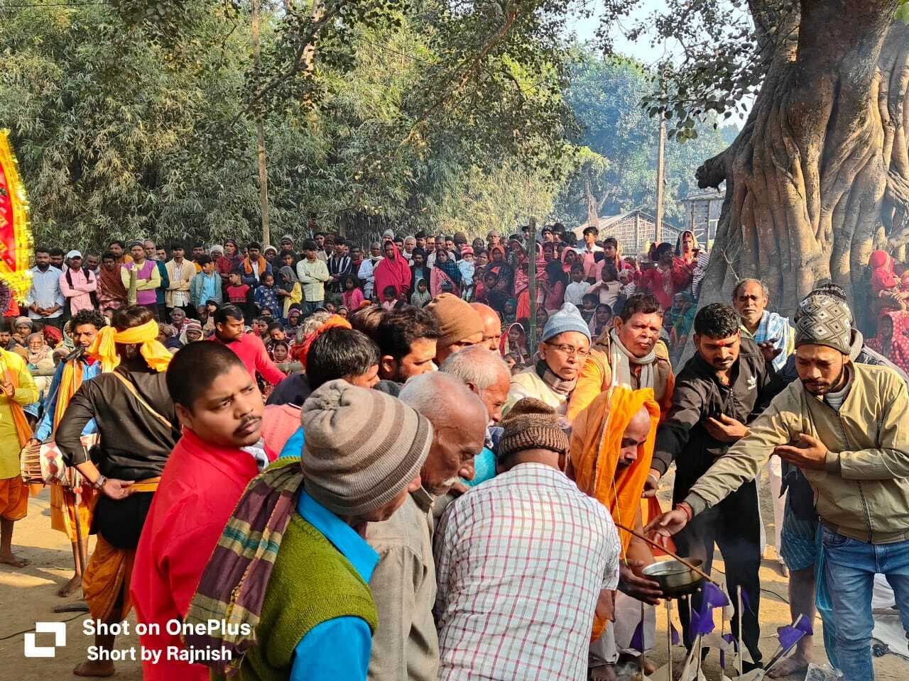 डेफरा में बाबा भूयूआ की पूजा-अर्चना में उमड़ी श्रद्धालुओं की भीड़
