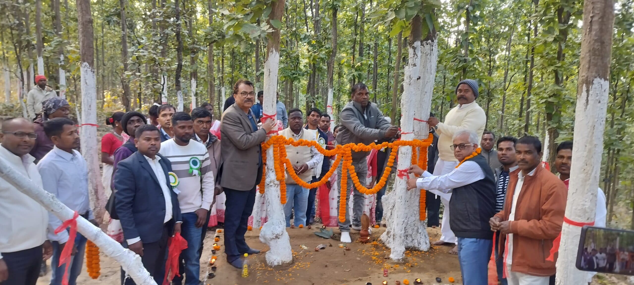 वन रक्षा बंधन सह युवा दिवस पर्यावरण मेला में जुटे ग्रामीण