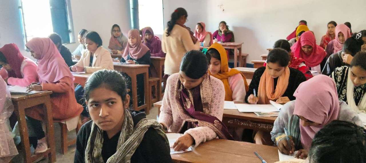 उच्चतर माध्यमिक विद्यालय में प्रायोगिक परीक्षा जारी