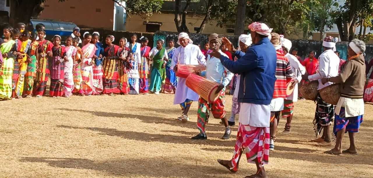 ढोल और मांदर की थाप पर जमकर थिरके आदिवासी ढोल और मांदर की थाप पर जमकर थिरके आदिवासी