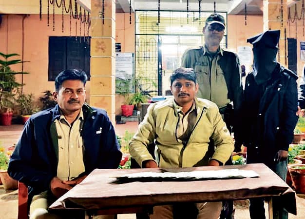 Sundergarh News : पूर्व पार्षद के घर से चोरी कर भाग रहा युवक पकड़ाया, नकद भी बरामद