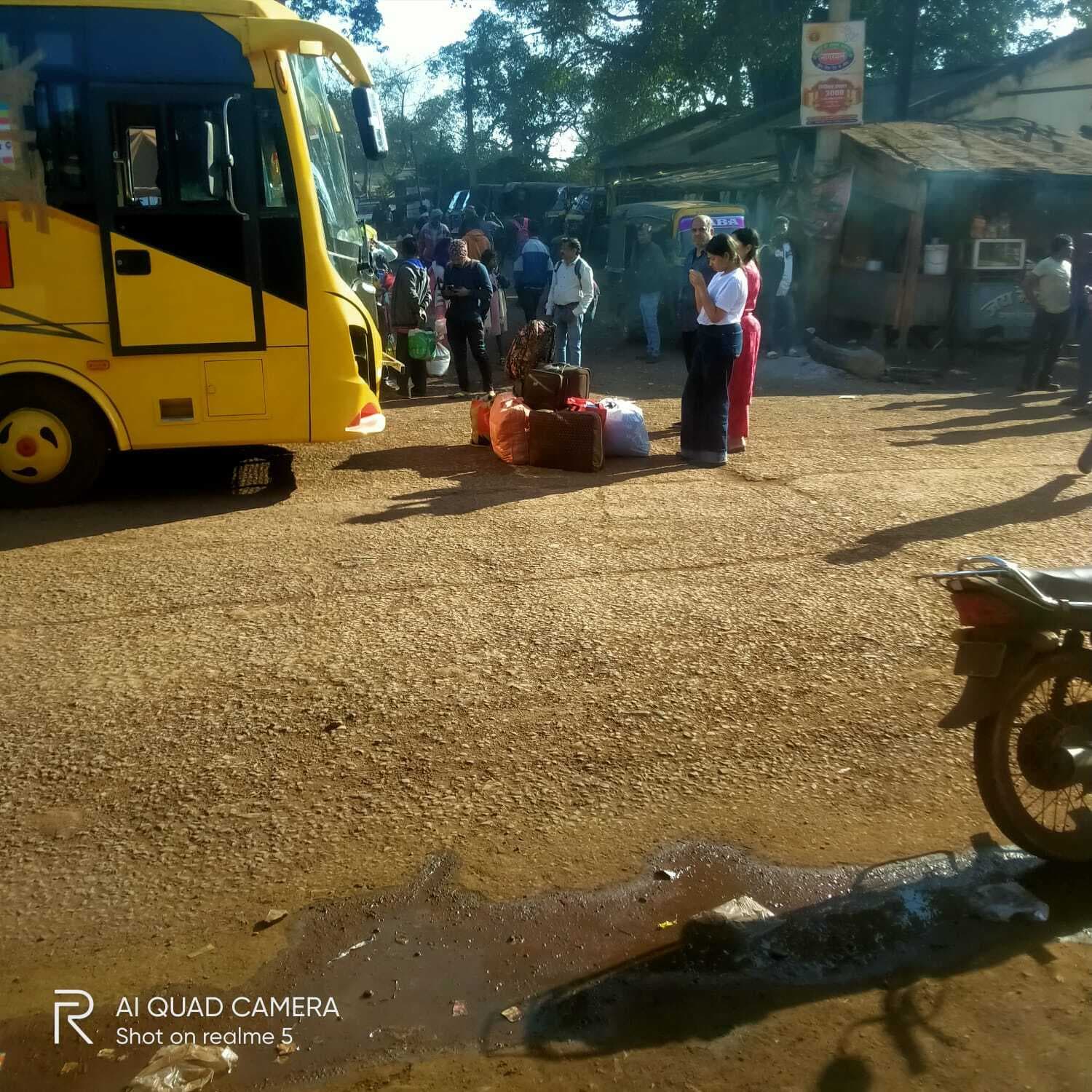 Chaibasa News : मां पार्वती बस से यात्रियों को रास्ते में उतारा, हंगामा के बाद किरीबुरु पहुंचाया