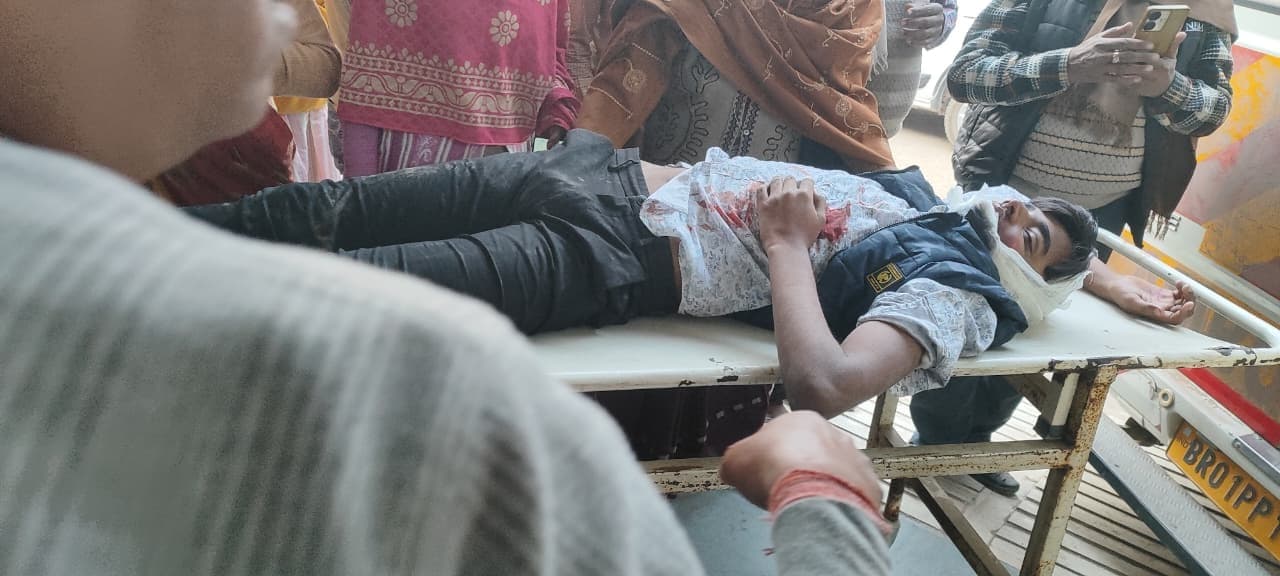 hajipur news. बाइक की टक्कर से बुजुर्ग की मौत, किशोर व युवक घायल