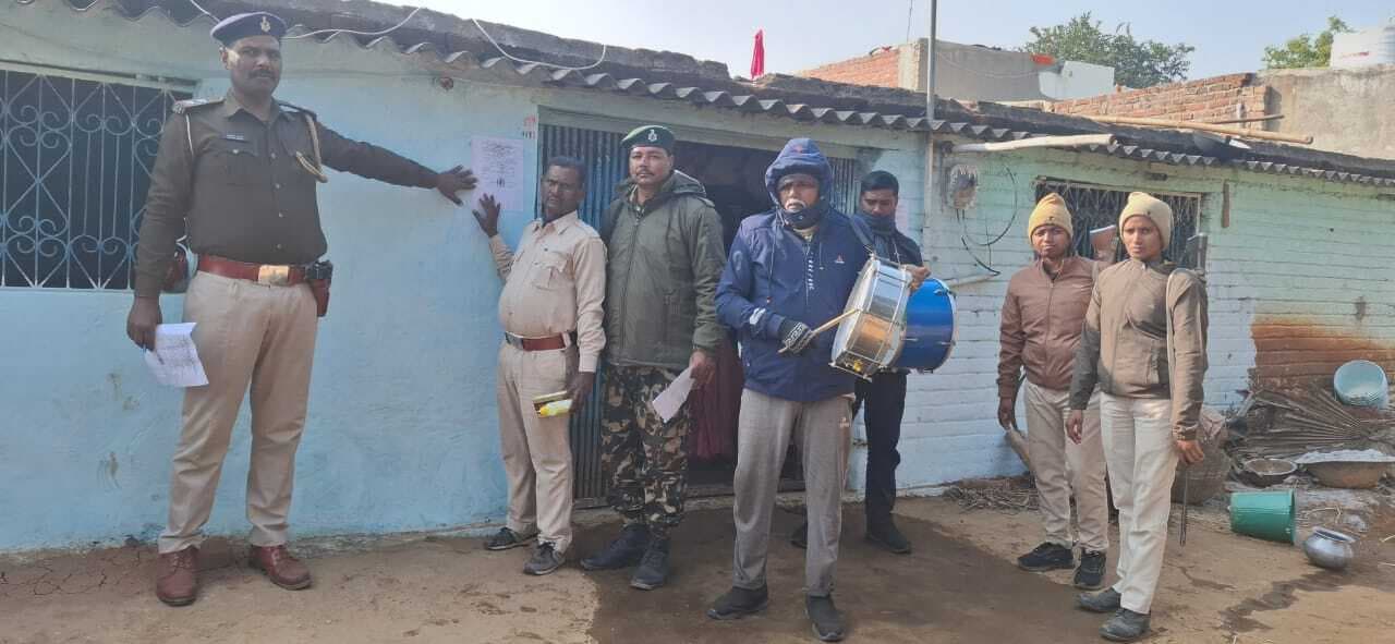 पुलिस ने फरार पैक्स अध्यक्ष व प्रबंधक के घर चिपकाया इश्तेहार