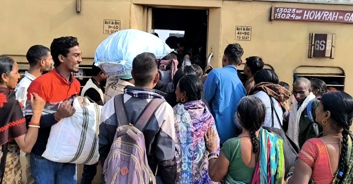 मकर संक्रांति पर गंगा स्नान के लिए ट्रेनों में रही भारी भीड़