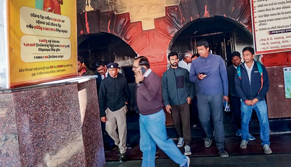 Jharsuguda News:  तीन दिनों के अंदर बनेगा नया एक्सचेंज ऑफिस, व्यवस्थाएं दुरुस्त होंगी : डीआरएम