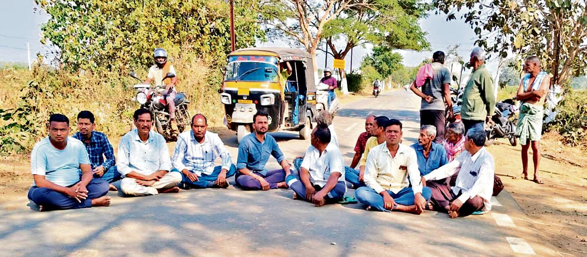 Sambalpur News: धान की खरीद शुरू, पांच किलो कंटनी-छंटनी के खिलाफ सड़क पर उतरे किसान