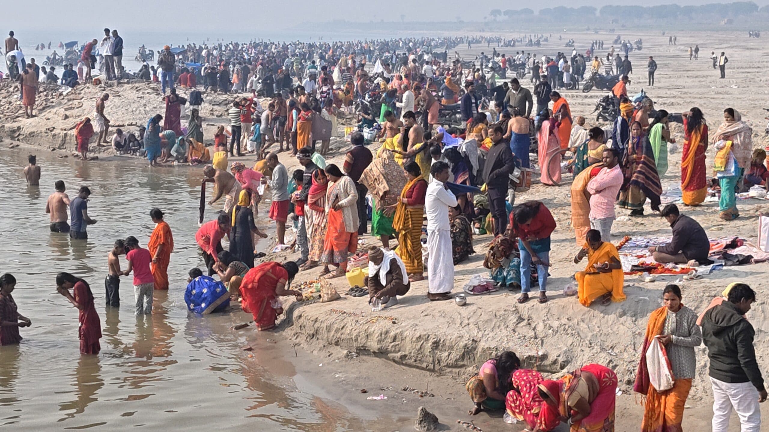 मकर संक्रांति पर श्रद्धालुओं ने गंगा नदी में लगायी आस्था की डुबकी