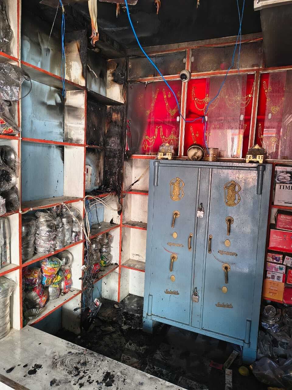 अगलगी में दुकान में रखे चार लाख की संपत्ति जलकर राख