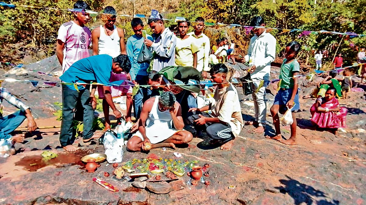 Chaibasa News : भक्तों ने भगवान राम के पदचिह्नों की पूजा की