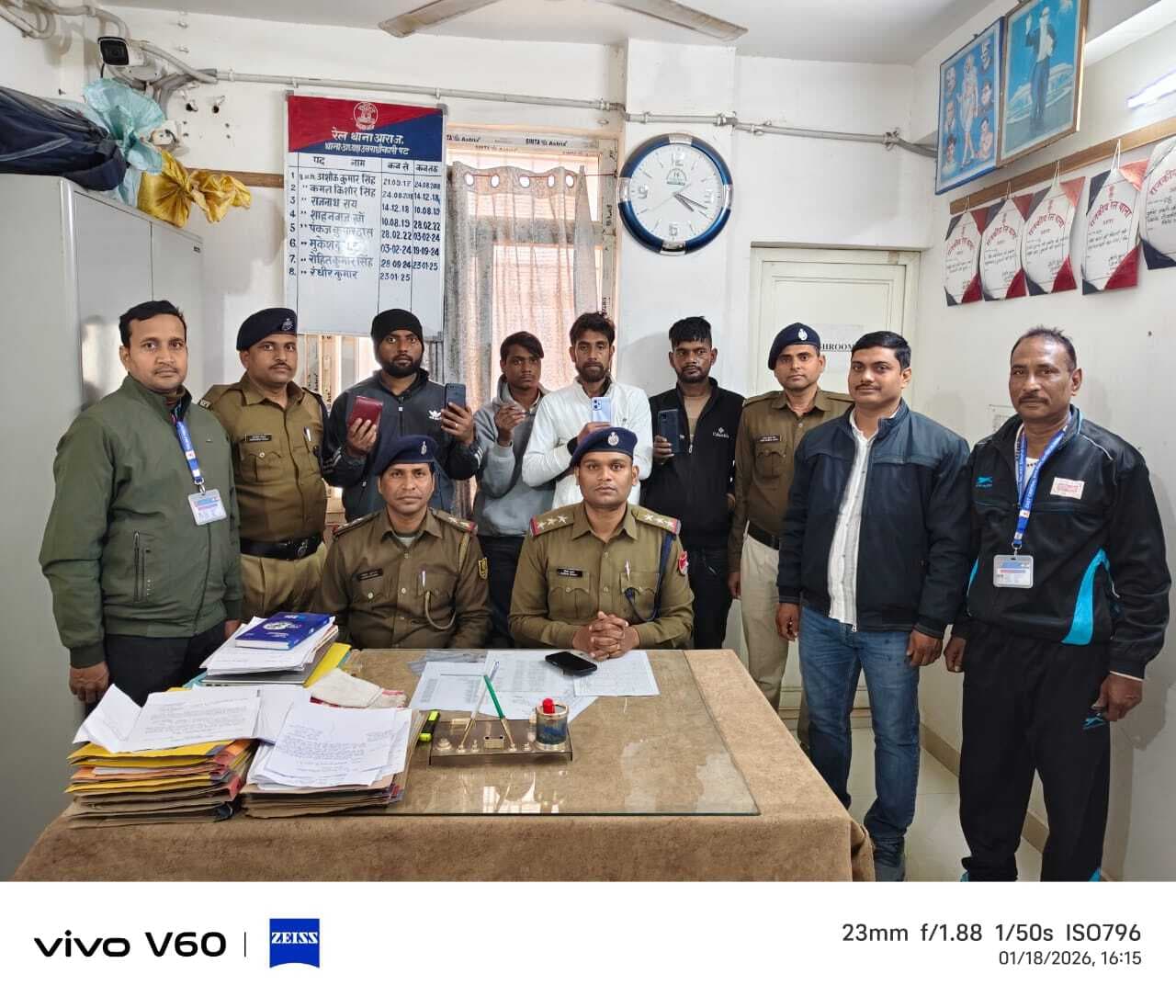 चोरी के मोबाइल व अन्य सामान के साथ चार चोर गिरफ्तार