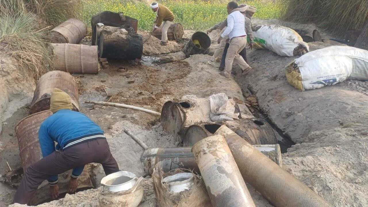 hajipur news. देसी शराब की चार भट्ठियां पुलिस ने की ध्वस्त