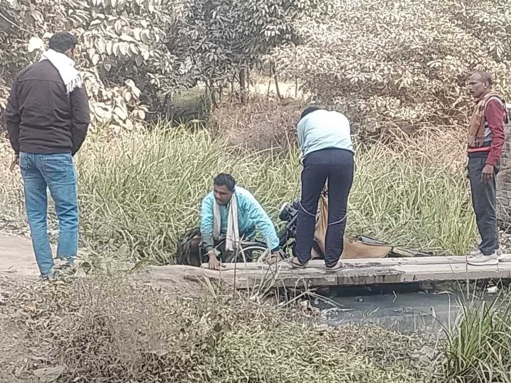 बिजली पोल के सहारे बाइक से नहर पार करने में आधा दर्जन गिरकर  चोटिल