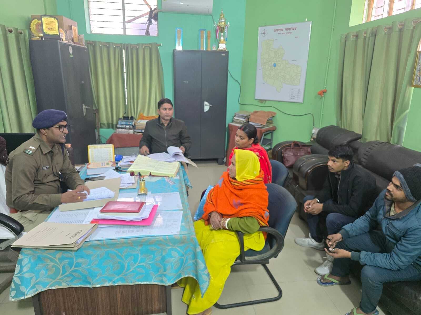 HAJIPUR news. जिले के सभी थानों में जनता दरबार लगा सुनीं गयीं लोगों की समस्याएं