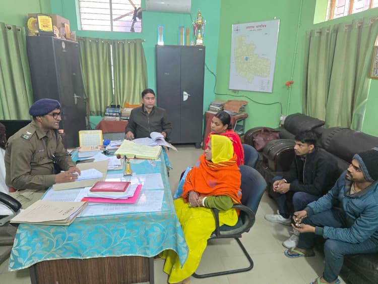 HAJIPUR news. जिले के सभी थानों में जनता दरबार लगा सुनीं गयीं लोगों की समस्याएं