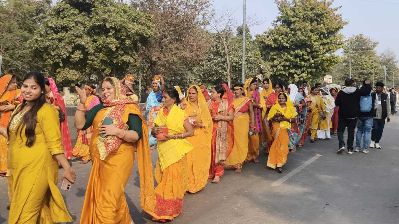 हाथी-घोड़े व गाजे- बाजे के साथ निकाली गयी कलश यात्रा