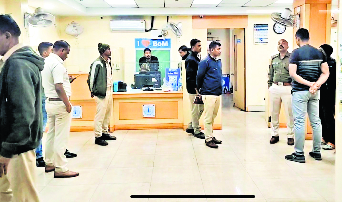 Sundargarh News: बड़बिल में बैंक कर्मचारियों और ग्राहकों को बंधक बना आठ लाख नकद व चार करोड़ के आभूषण की डकैती Sundargarh News: बड़बिल में बैंक कर्मचारियों और ग्राहकों को बंधक बना आठ लाख नकद व चार करोड़ के आभूषण की डकैती