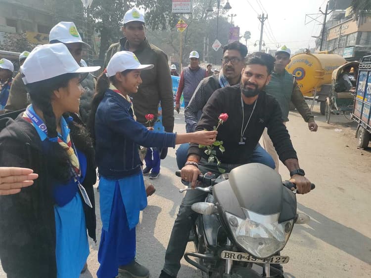 hajipur news. गुलाब का फूल देकर की हेलमेट पहनने की अपील