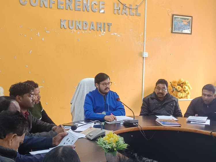 कुंडहित : आवास नहीं बनाने वाले लाभुकों को दें नोटिस : बीडीओ