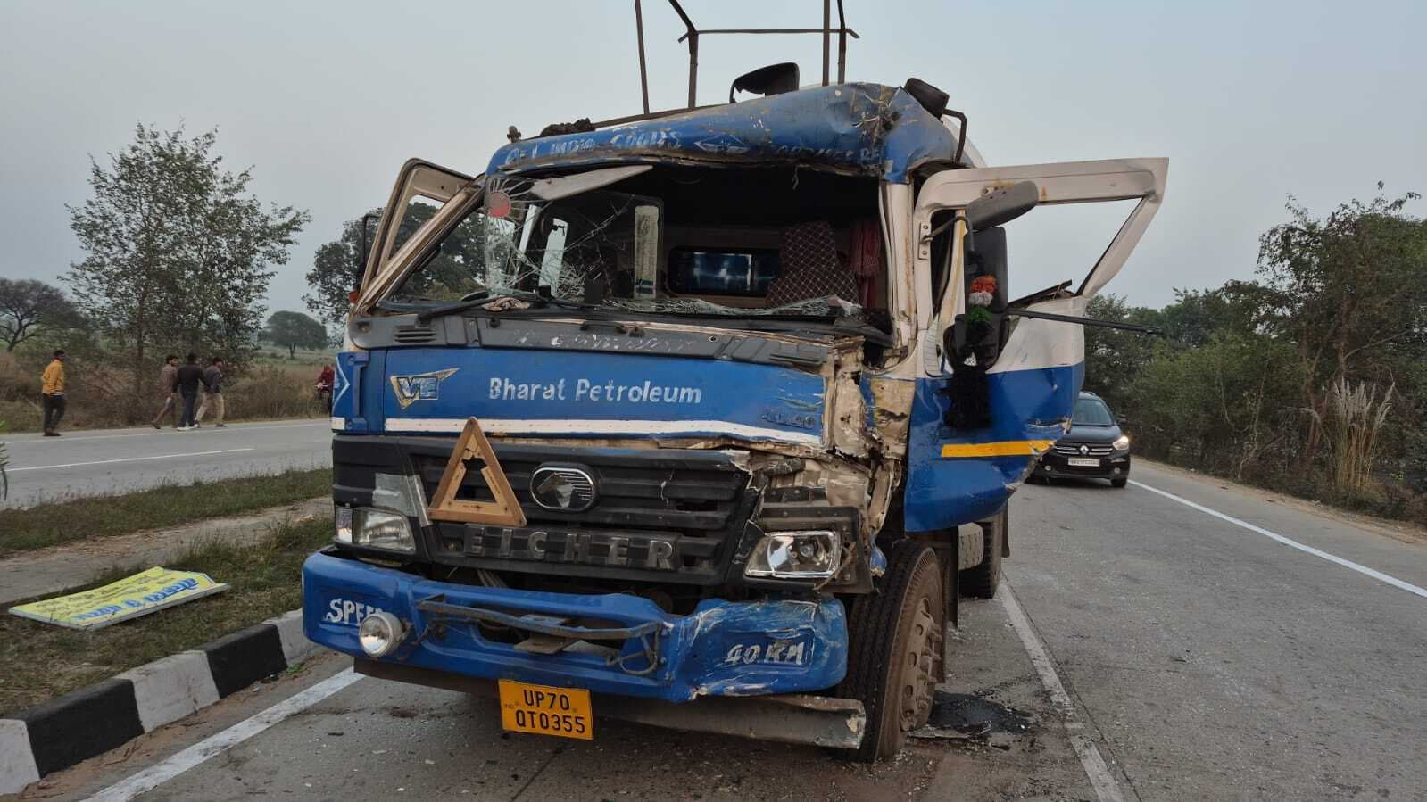 आरा-बक्सर एनएच 922 पर आपस में भिड़े यात्री बस और तेल टैंकर