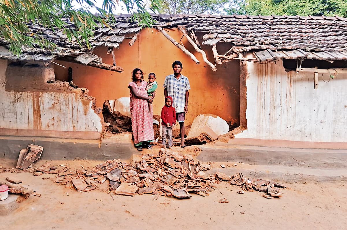 Chaibasa News : दंतैल हाथी ने आठ घरों को तोड़ा, मलबा में दबने से मां व 6 बच्चे समेत 8 लोग घायल