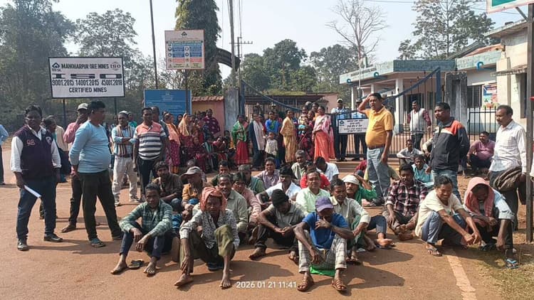 Chaibasa News : छंटनीग्रस्त ठेका मजदूरों ने परिवार संग किया गेट जाम