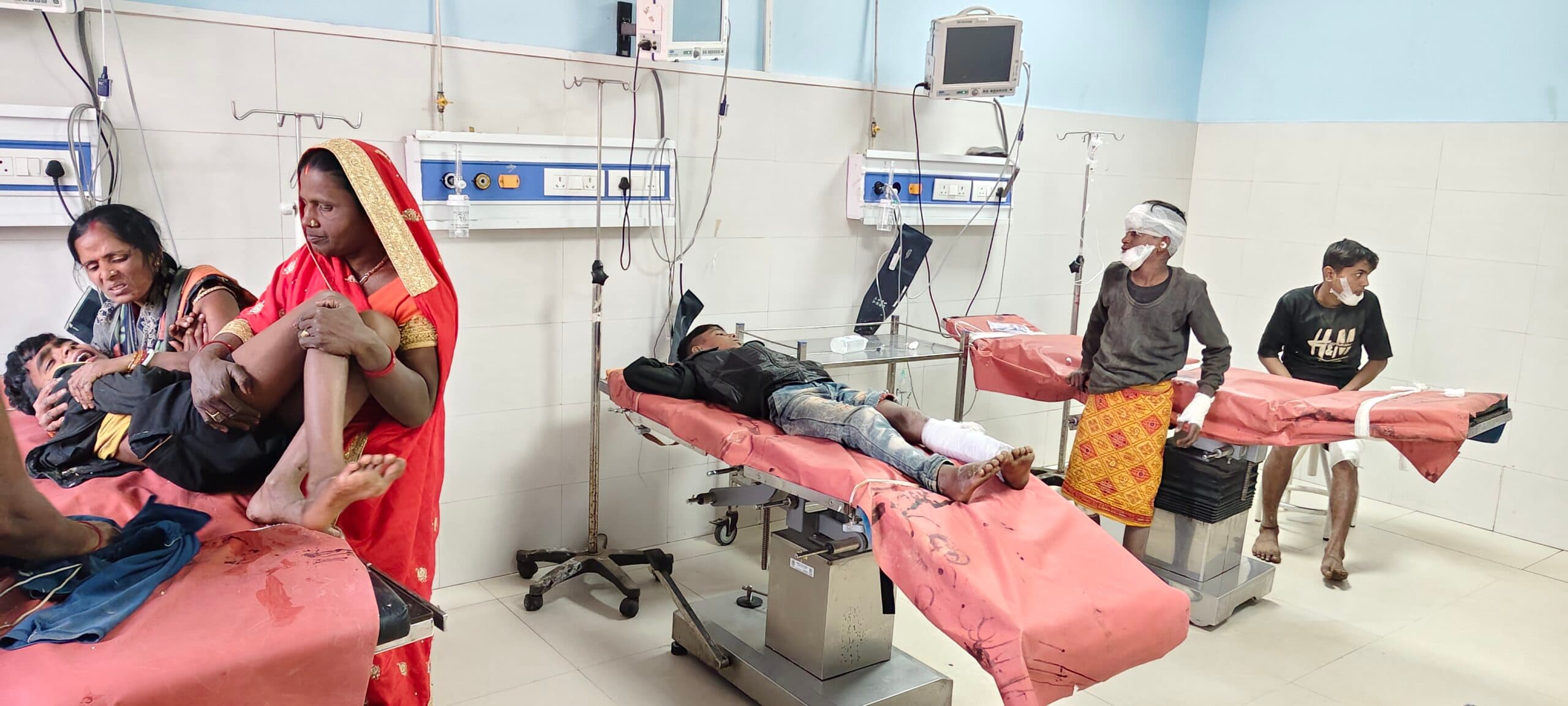 डीजे लदा पिकअप वैन पलटा, आधा दर्जन जख्मी