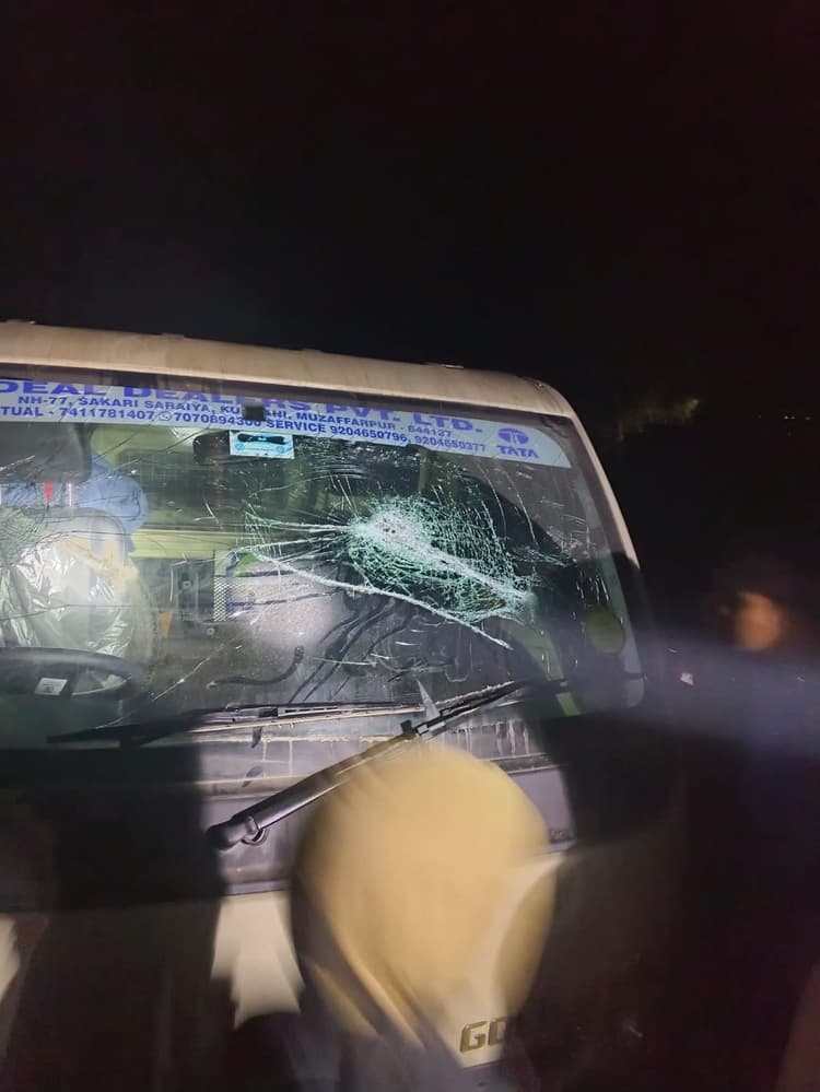 मधुबनीघाट में ट्रक को कब्जे से छुड़ाने गयी पुलिस टीम पर हमला, तीन पुलिस कर्मी चोटिल