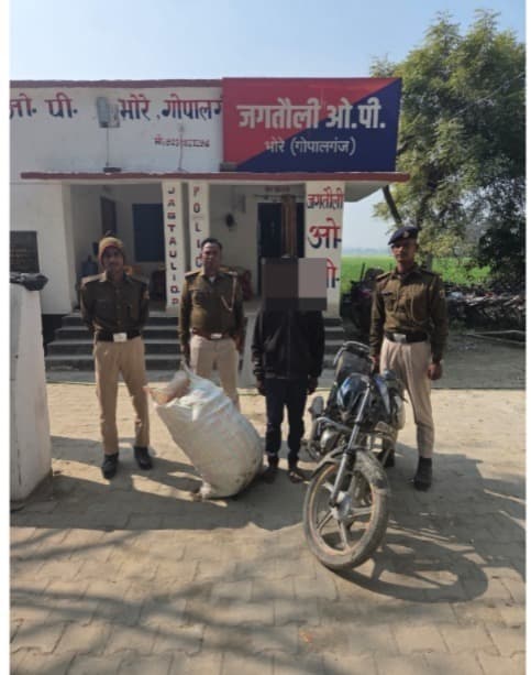 दो शराब तस्करों को स्पिरिट और शराब के साथ किया गया गिरफ्तार