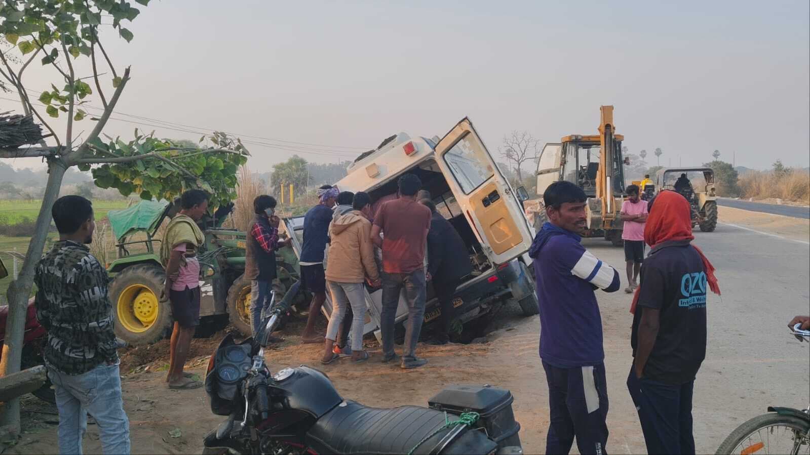 शव लेकर जा रही एंबुलेंस चाय दुकान तोड़ते हुए खड्डे में गिरी