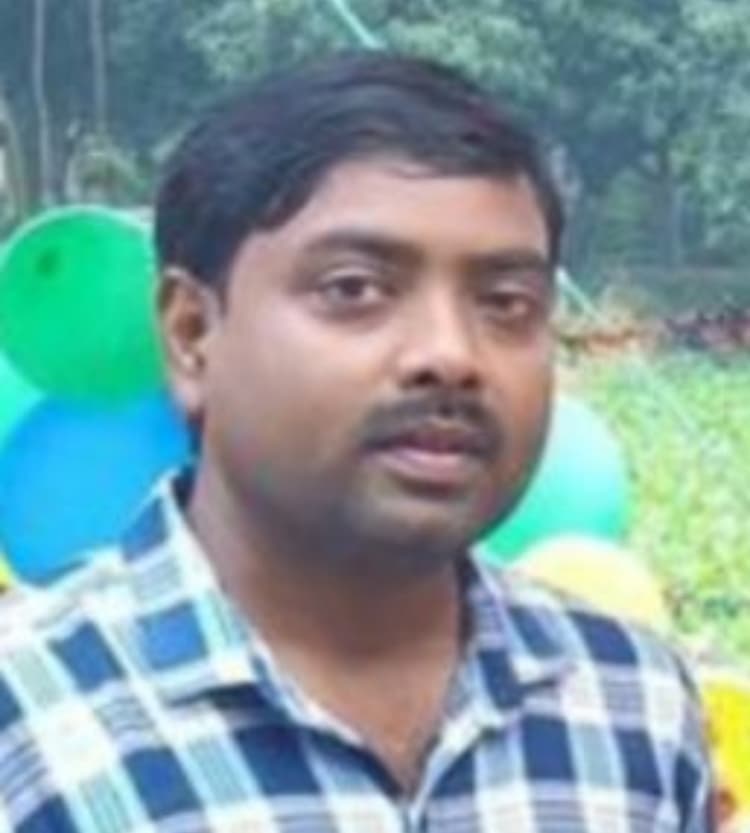 ग्रामीण बैंक का प्रबंधक की लोहे की चेन से लटका शव बरामद