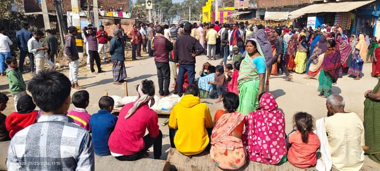 हत्यारे की गिरफ्तारी की मांग को लेकर शव सड़क पर रखकर ग्रामीणों ने किया जाम