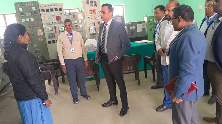 hajipur news. कार्य के दौरान सुरक्षा उपकरणों का उपयोग करें सुनिश्चित : सचिव