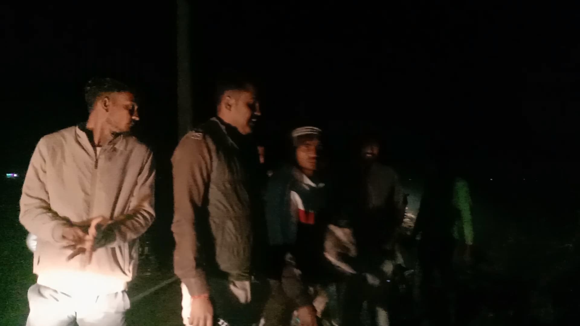 जुगाड़ वाहन की टक्कर से दो बाइक सवार घायल, एंबुलेंस में देरी पर ग्रामीणों में आक्रोश