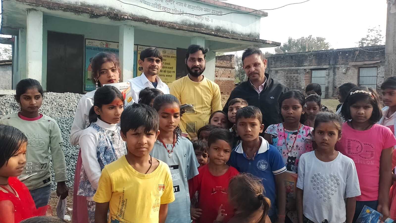 भाजपा कार्यकर्ताओं ने पाठ्य सामग्री का किया वितरण