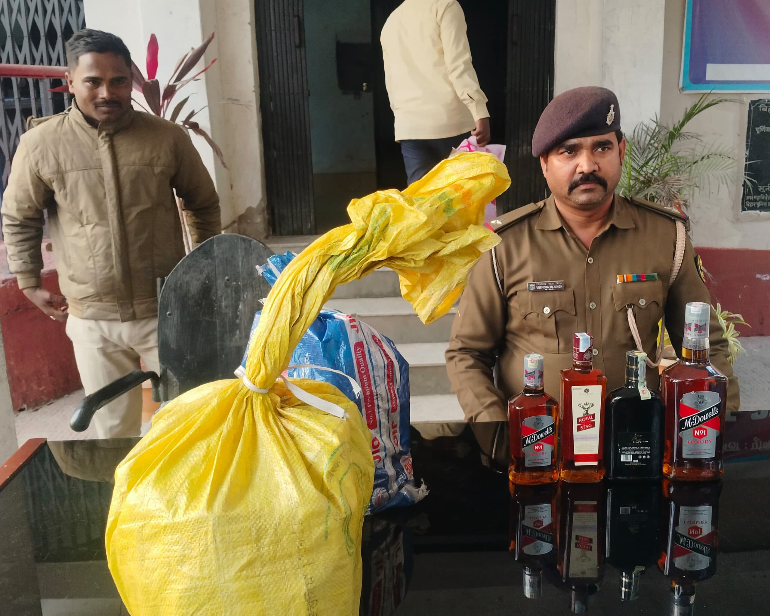 नाबालिग बालक से 14 लीटर विदेशी शराब जब्त