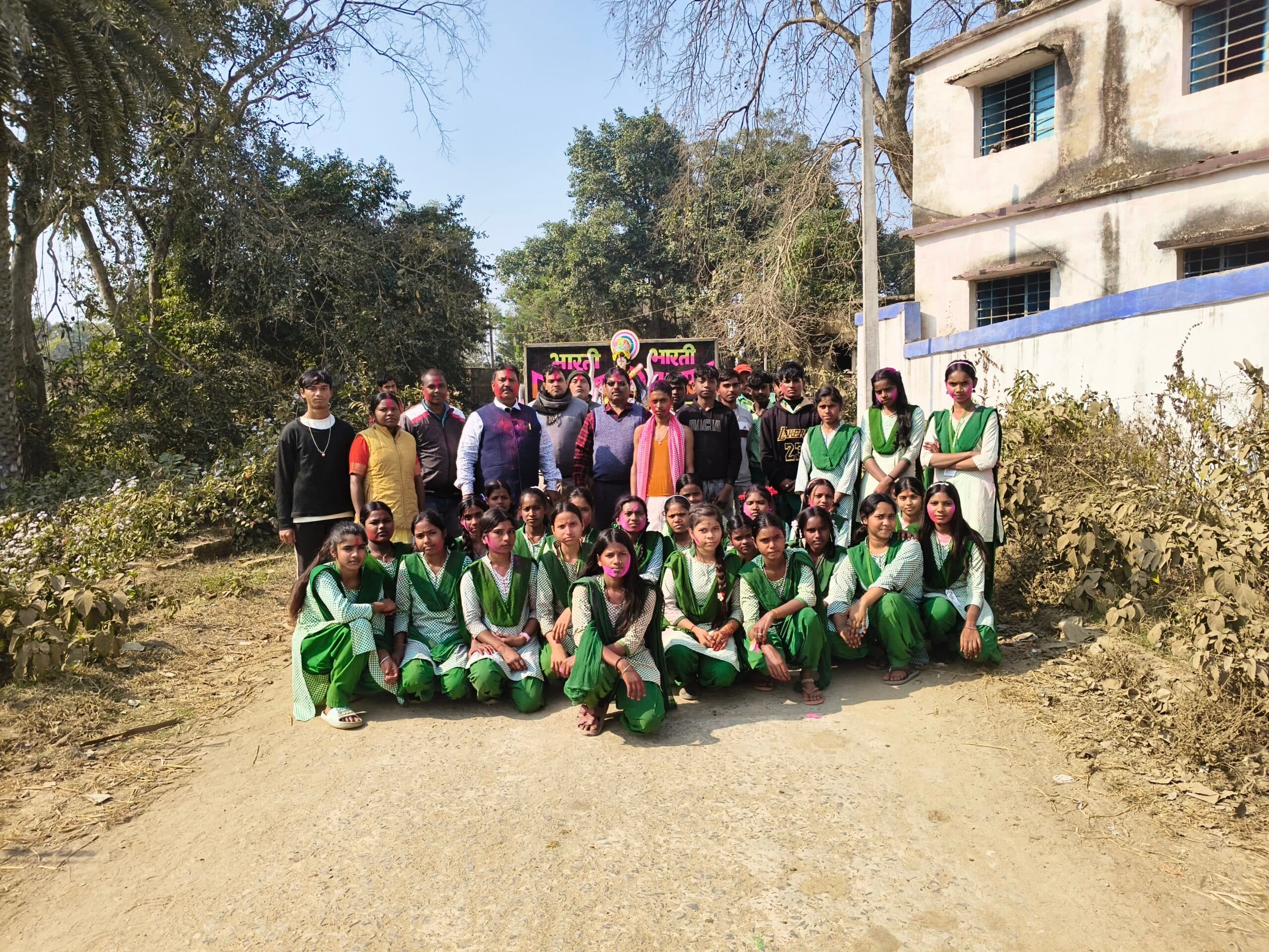 नम आंखों से मां सरस्वती की प्रतिमा का किया विसर्जन